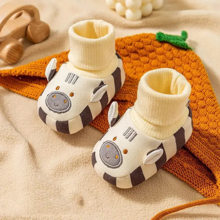 Mjuka babyskor med zebramotiv – halkfria och bekväma för baby 0–2 år.