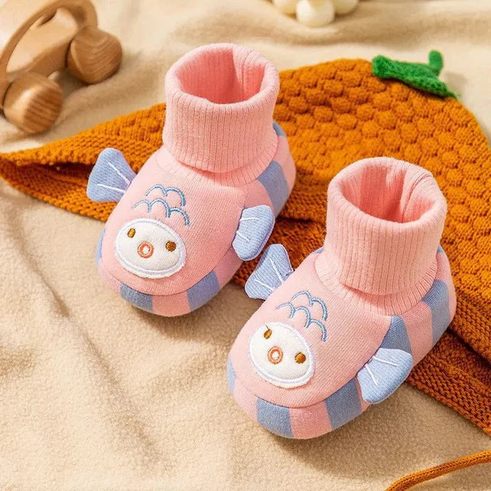 Söta babyskor med fiskmotiv – rosa och blå halkfria skor för baby.