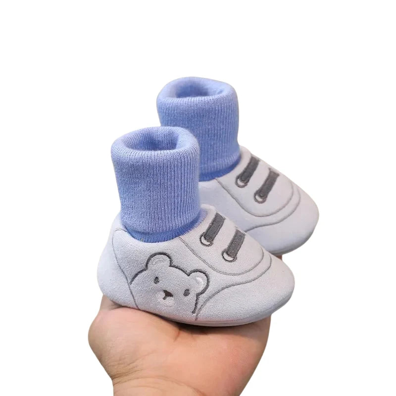 Blå mjuka babyskor med ribbad mudd och halkdämpande sula